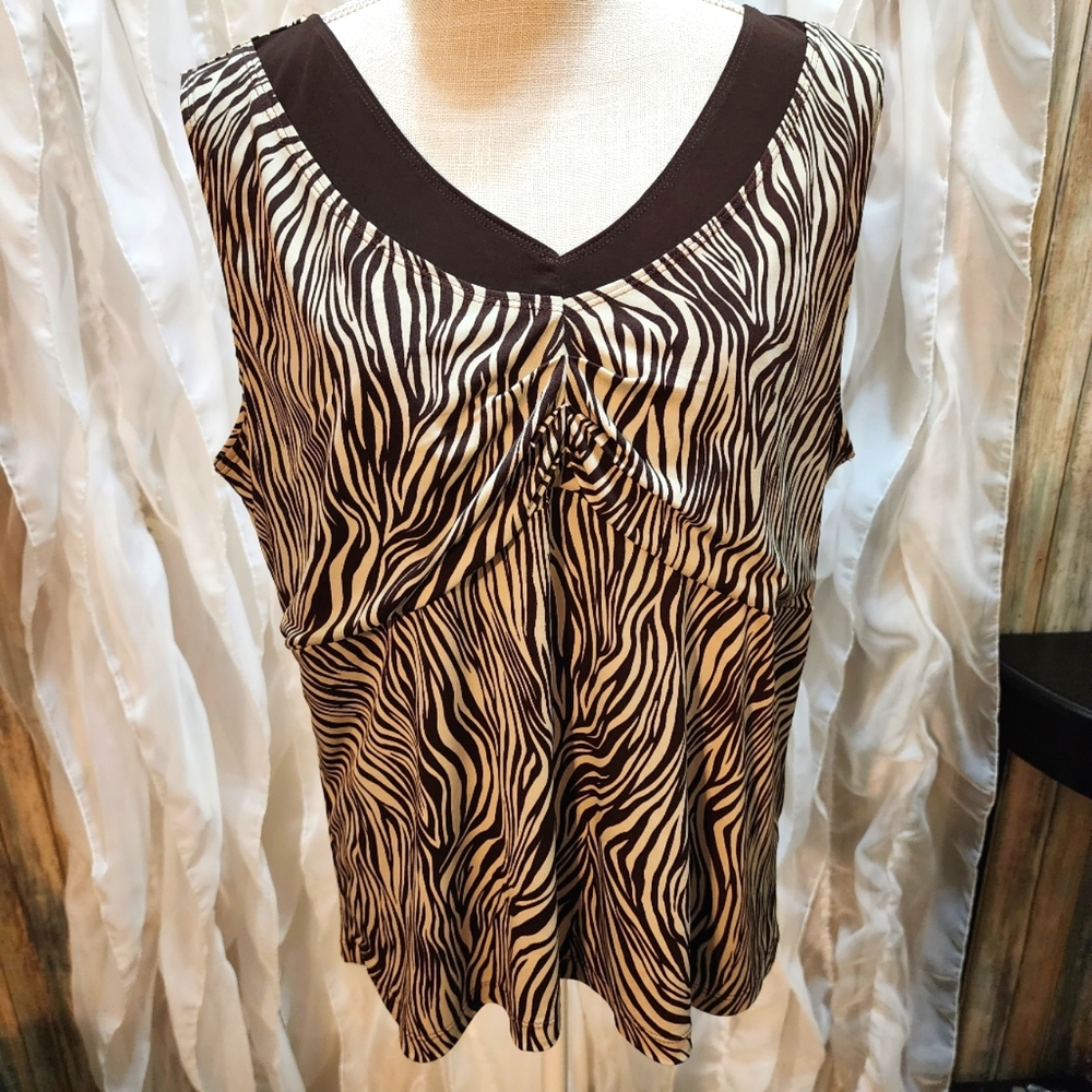 ❌❌ SOLD ❌❌ ND Brown & White Tiger Print V neck Front Gather, 2X